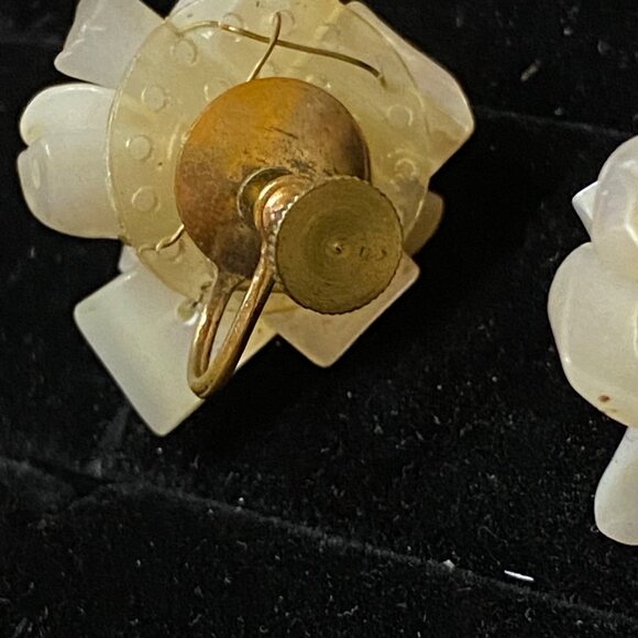 Vintage Mother Of Pearl Cluster Screw-Back Earrings - Picture 5 of 5